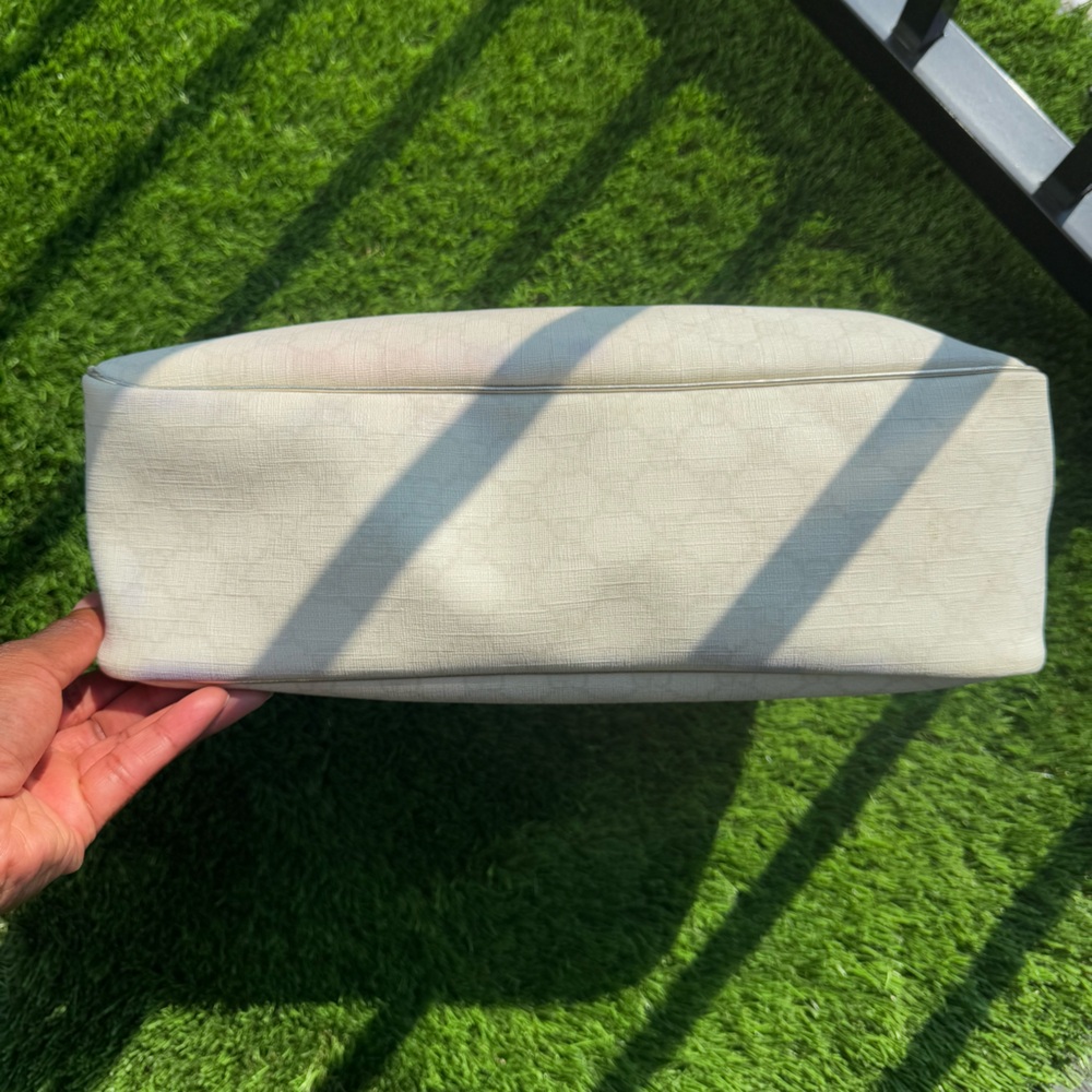 Gucci Shoulder Bag in White and Silver - Picture 9 of 9